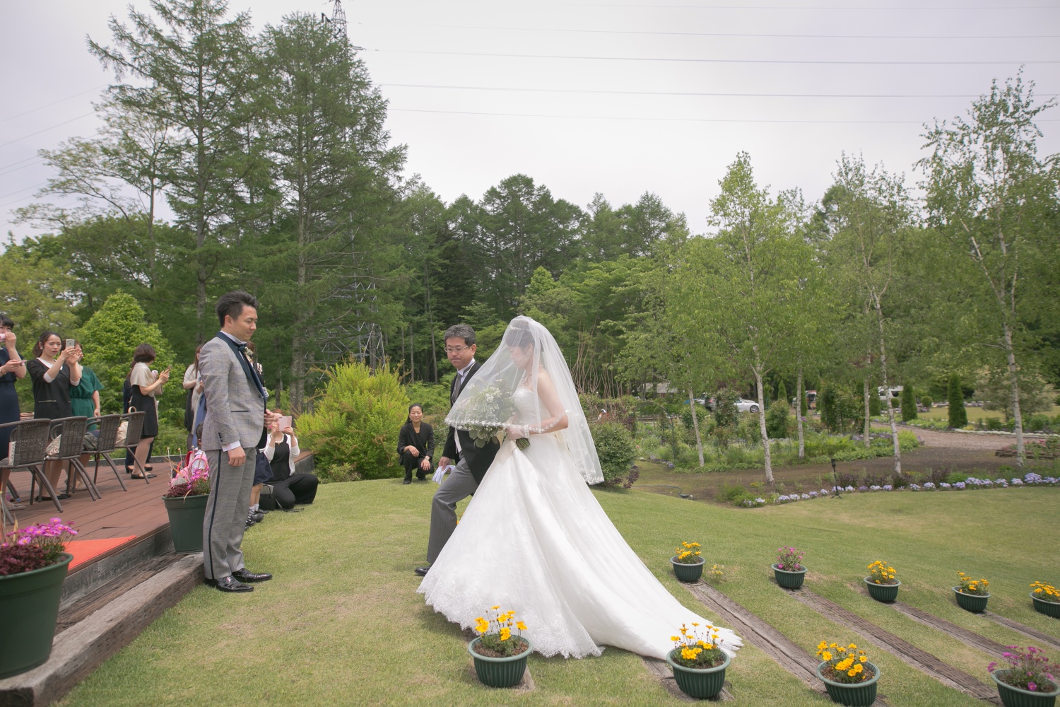 新郎のもとへ歩く新婦の写真です