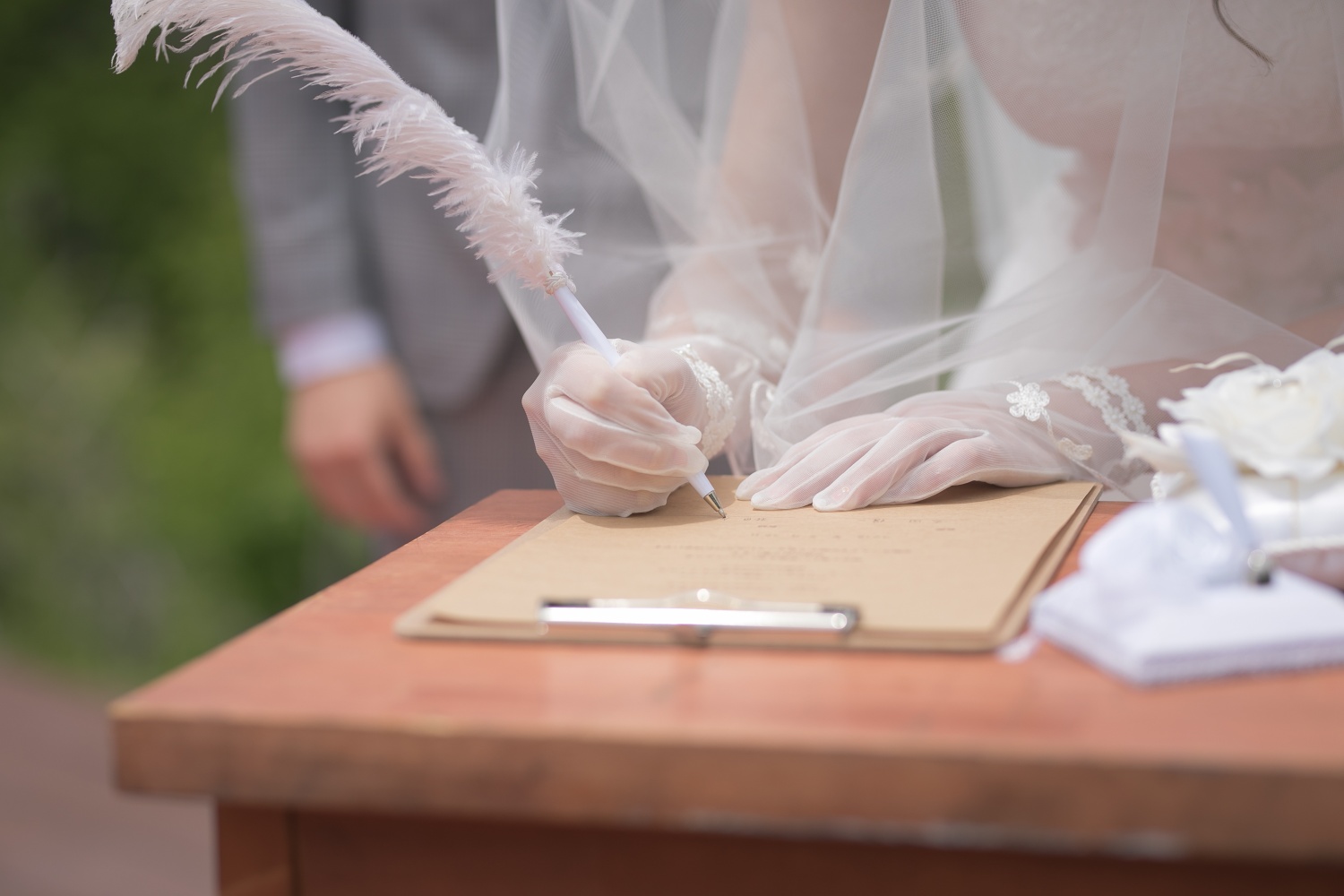 結婚証明書へのサインの写真です