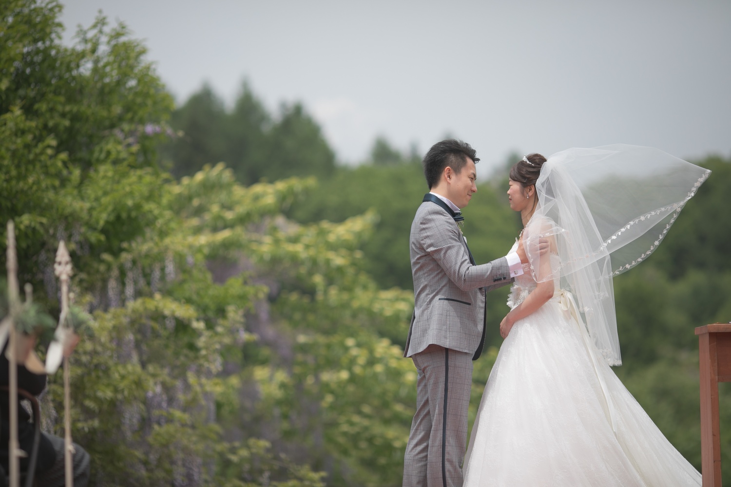 軽井沢でのガーデン挙式 誓いのキスの写真です