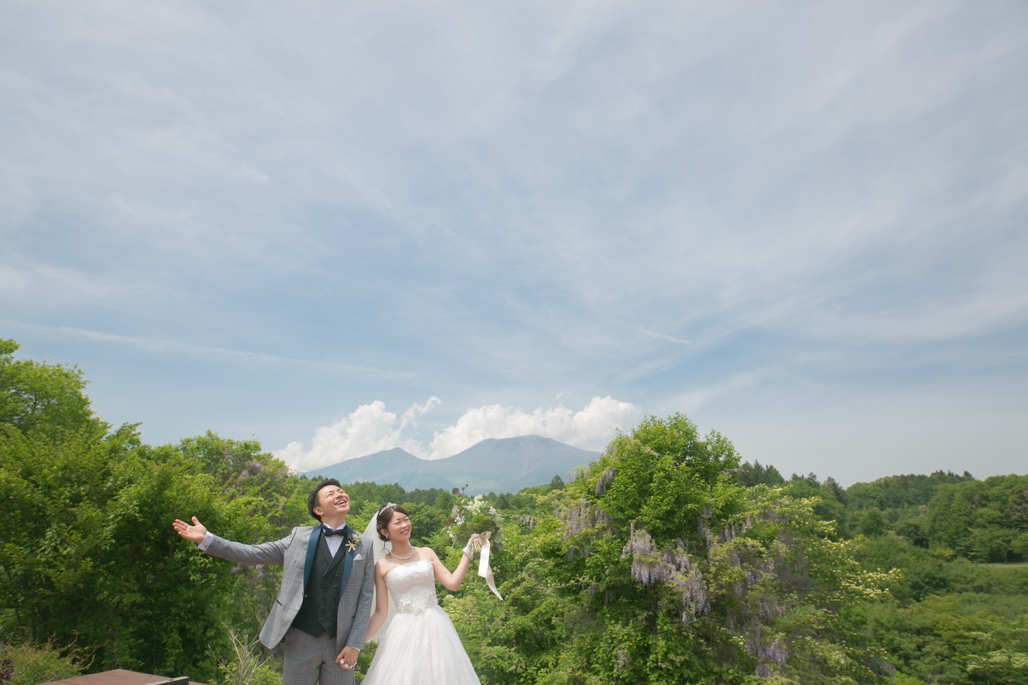 浅間山と新郎新婦の写真です