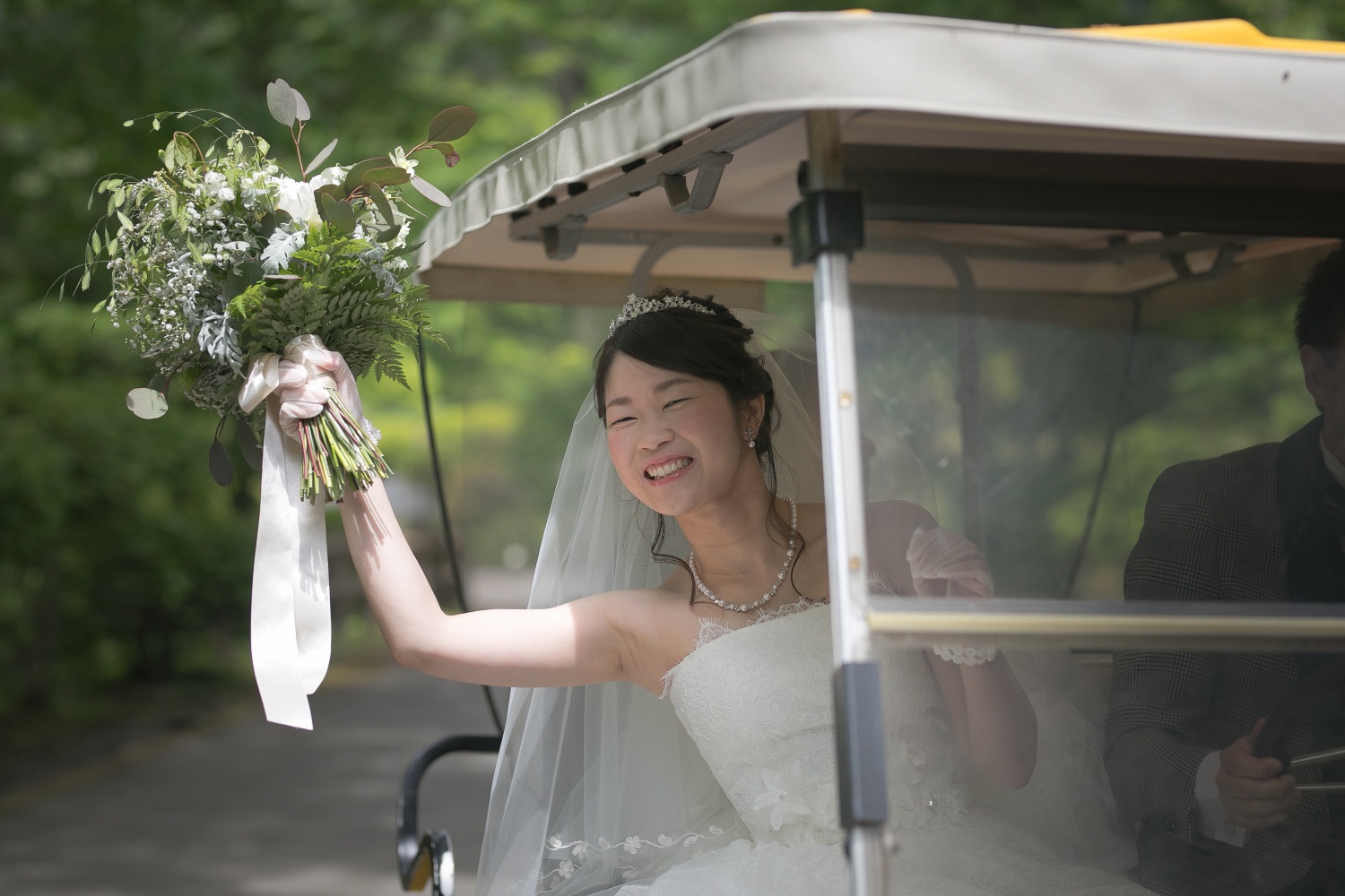 パーティー会場へ向かう新婦の写真です