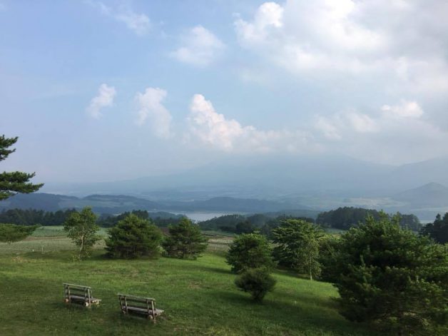 晴天の軽井沢の青と緑のコントラストが美しい風景の写真です。